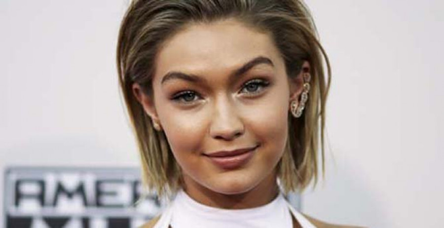 Gigi Hadid sufre un imprevisto con su vestido en un desfile de Versace