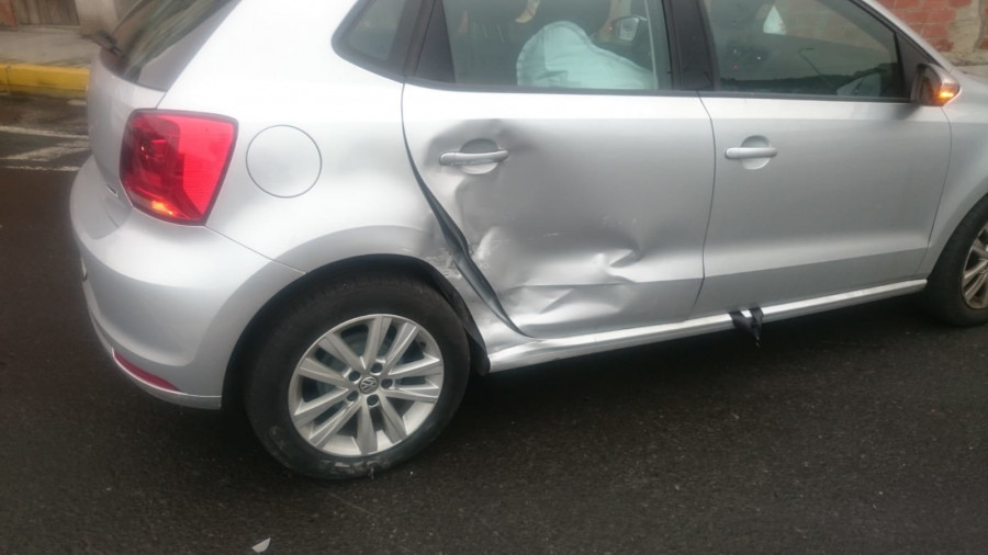 Heridos una mujer y su hijo en un accidente en la rotonda de A Poutada, en Ribeira