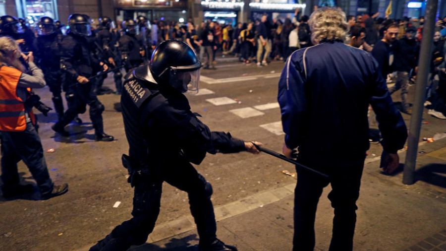 Los antidisturbios cargan en Barcelona contra los concentrados ante la Policía