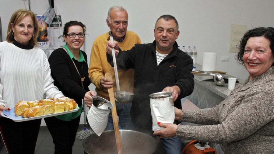 Baile, chocolatada y rosca, una tradición con éxito que se repite en Fontecarmoa