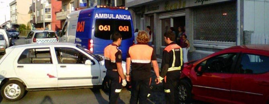 Dos jóvenes huyen por la ventanilla de su coche tras provocar un accidente