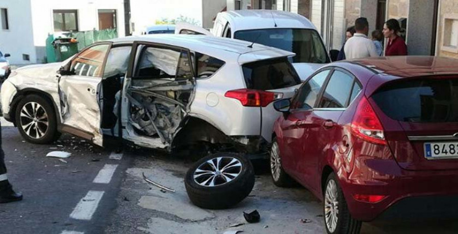 Tráfico investiga un accidente con tres heridos y cinco coches implicados en O Touro