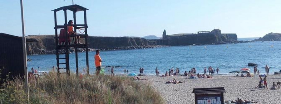 Los socorristas llegan a la playa de Bascuas