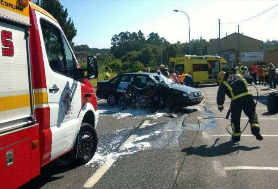 RIANXO - Dos motoristas resultan heridos en una colisión de su vehículo con un coche en Outeiro