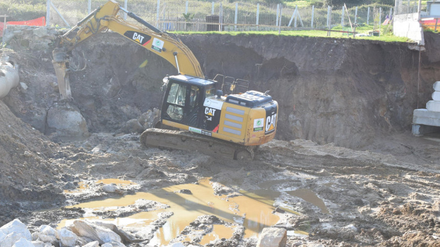 Retomadas las excavaciones en la obra de la comisaría al acabar con los vertidos de lodos al mar