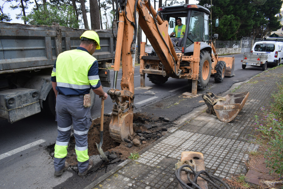 Revienta de nuevo la tubería de la red general de la traída de agua de Ribeira en el parque García Bayón