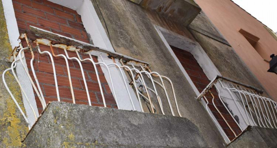 RIVEIRA - La proliferación de okupas provoca que dueños de casas deshabitadas decidan tapiarlas para evitar riesgos