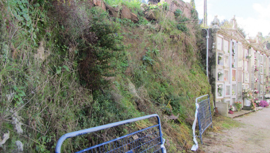 El cura de Vilalonga pide permiso en Patrimonio para reparar el muro de la iglesia, pero descarta pagar el coste del arreglo