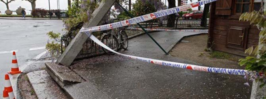 Un camión con vigas de batea tira parte del acceso al Paseo da Calzada