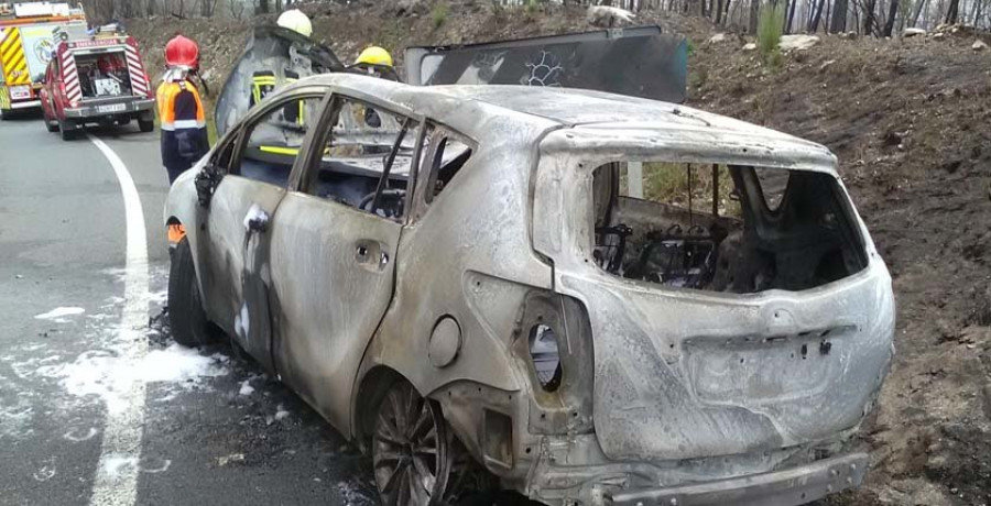 Un coche queda totalmente calcinado tras incendiarse en una salida de vía en la carretera entre Caldas y Catoira
