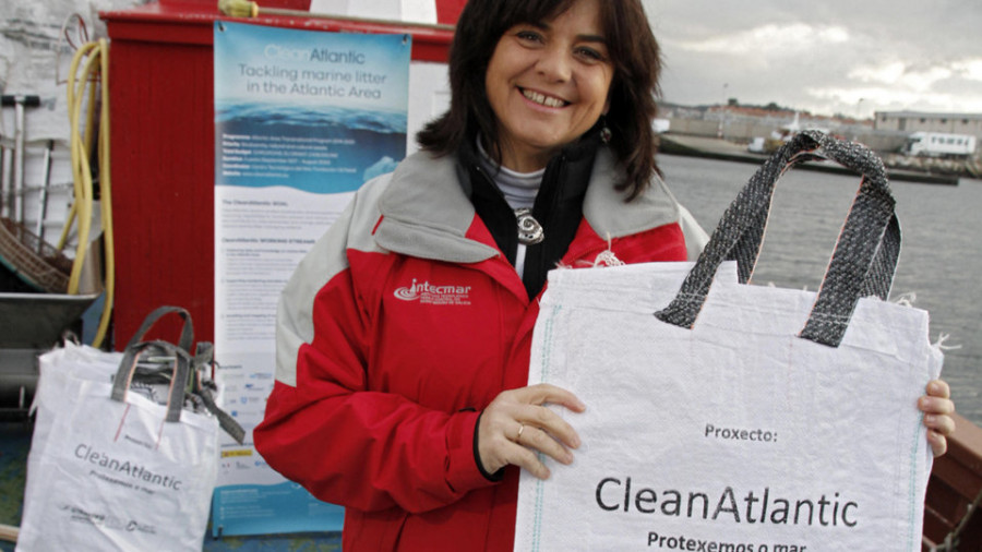 La flota cambadesa de la vieira colabora en un proyecto europeo para la retirada de basura marina