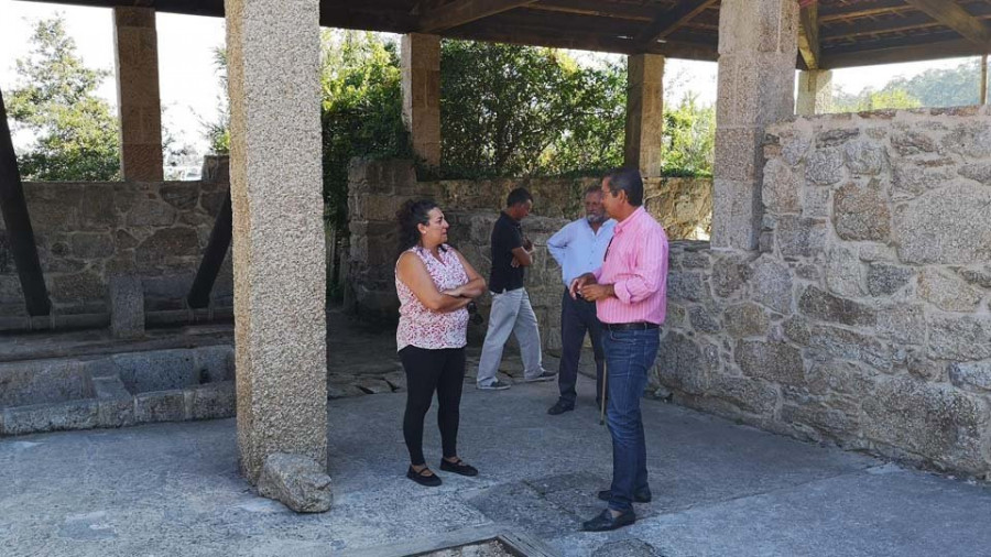 La Diputación anuncia en Moreiras una línea de ayudas para el patrimonio marítimo