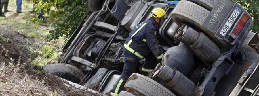 MEIS-Un camión cae por un talud tras salirse de  la Autovía y provoca un vertido de gasoil