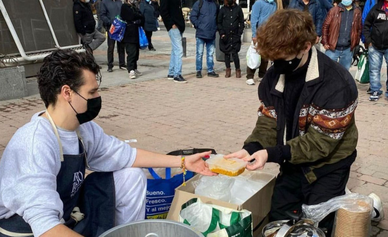 Un portonovés, en el comedor social que improvisan jóvenes influencers en Madrid