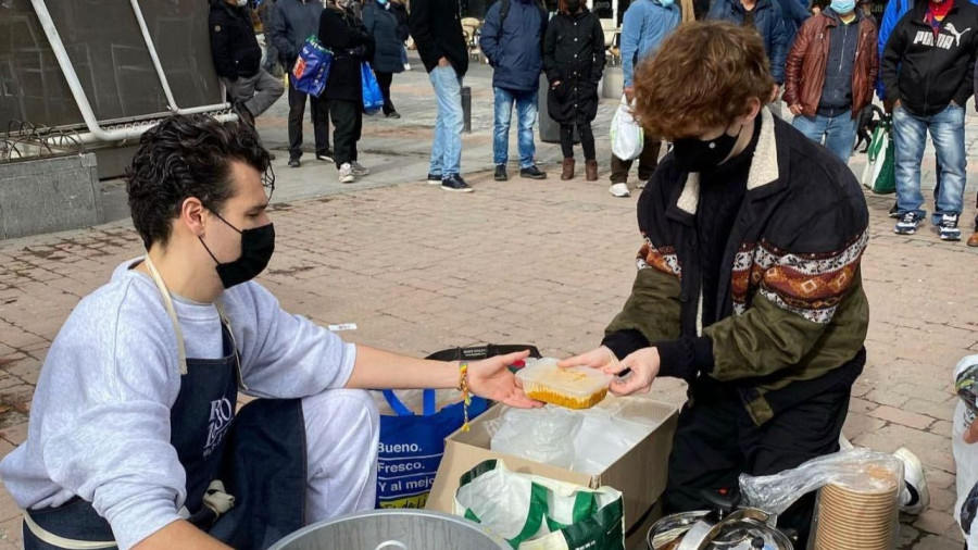 Un portonovés, en el comedor social que improvisan jóvenes influencers en Madrid