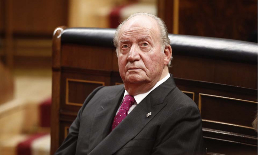 El rey Juan Carlos decide abandonar España tras el goteo de noticias sobre sus negocios opacos