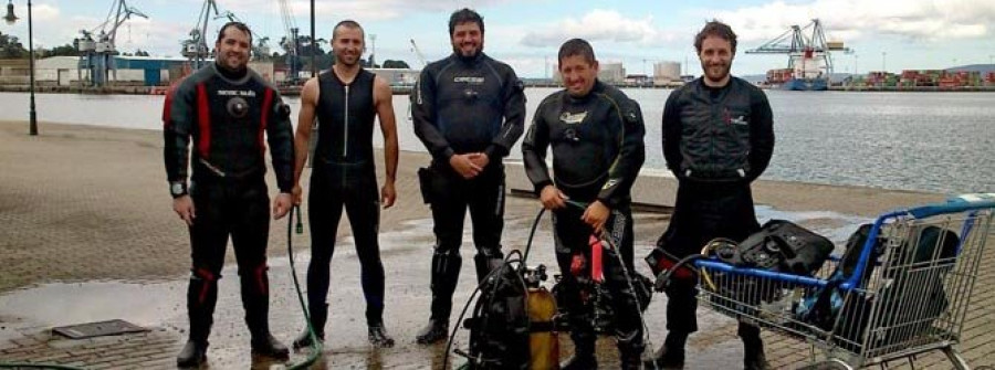 Un grupo de buceadores inspeccionan el pecio del mercante Aries  en la Ría de Arousa