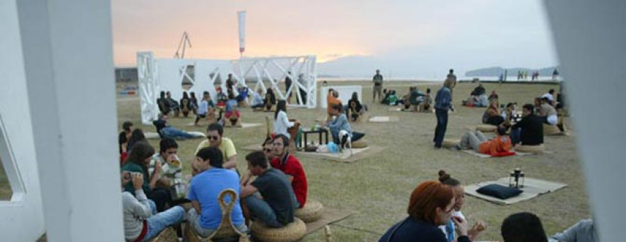 El chill-out “Ás 9 na praia” arranca con la música de Antonio Caneda