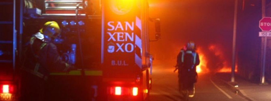 SANXENXO - Salen ilesos tras prender en llamas  el taxi en el que viajaban en Noalla