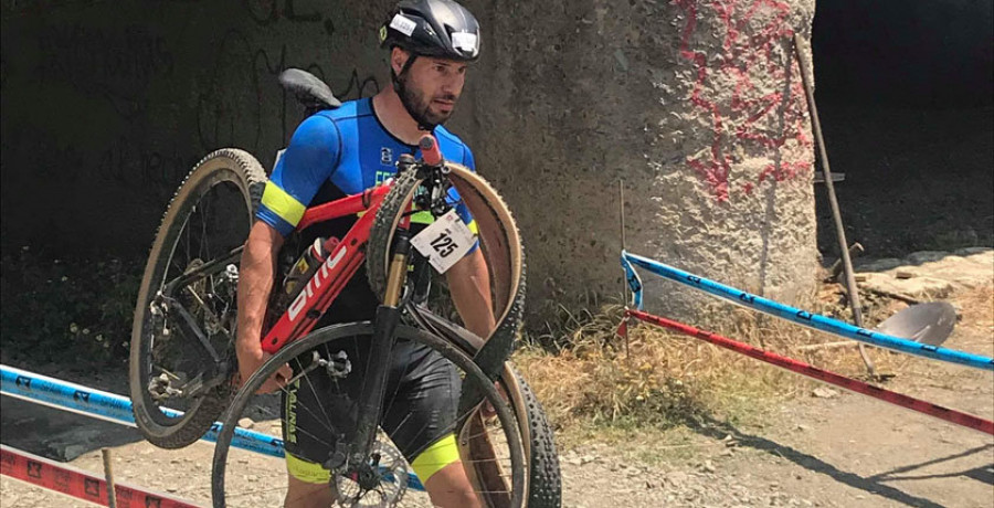 Javi Fernández, con la bici a hombros 13 kilómetros antes que abandonar