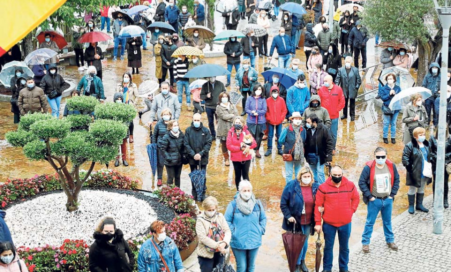 Los vecinos de O Grove salen a la calle para mostrar su malestar ante la precaria atención sanitaria en la localidad