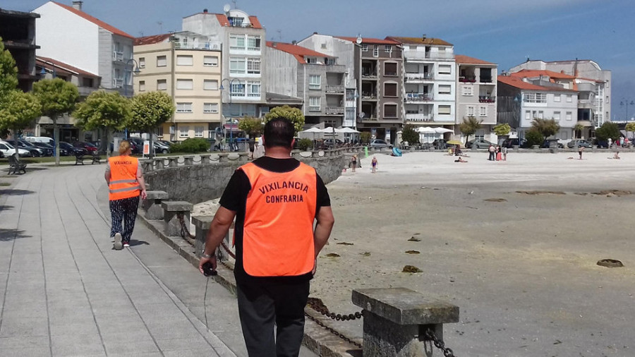 Tres furtivos dan una paliza a un guardapesca de O Grove ante su mujer y su hija en plena calle