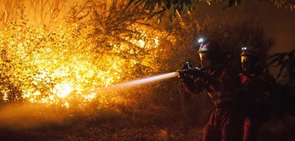 Medio Rural defiende el operativo de extinción del fuego de Verín, integrado por seiscientas personas