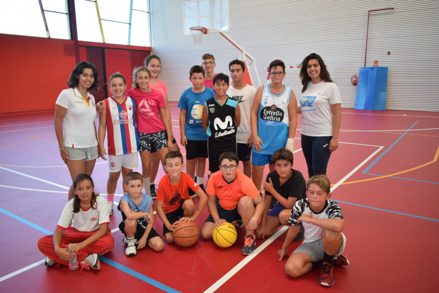 Catorce niños se suman a la propuesta del Club Baloncesto Barbanza en su primera convocatoria