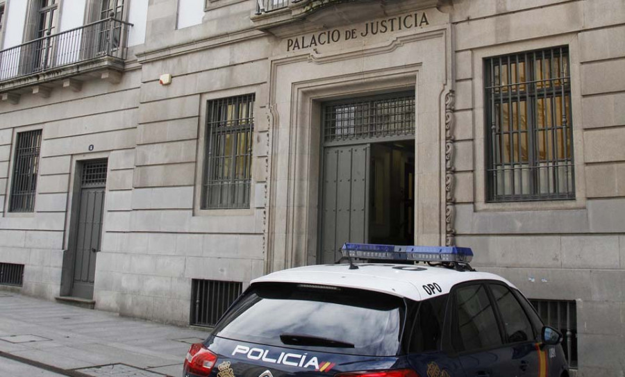 La Audiencia retoma el juicio contra el policía local de Vilagarcía acusado de cohecho