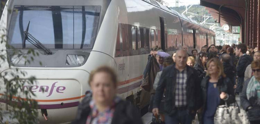 Renfe logra un doble récord 
de viajeros, en el AVE y la Larga Distancia, al inicio del puente