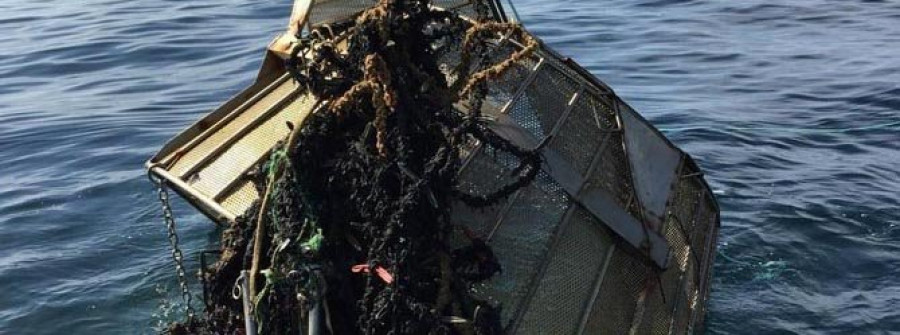 La familia de uno de los tripulantes del “Paquito 2” decide celebrar el funeral sin esperar a que se reflote el bateeiro