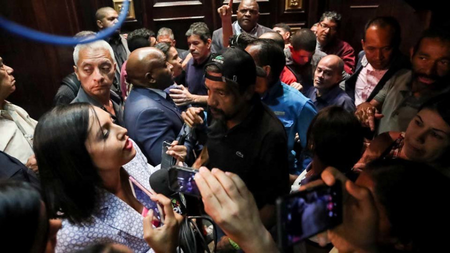 Denuncian que un grupo de chavistas intentó irrumpir en el Parlamento
