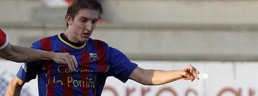 El Arosa incorpora a  Yago Pérez, su medio  centro más deseado