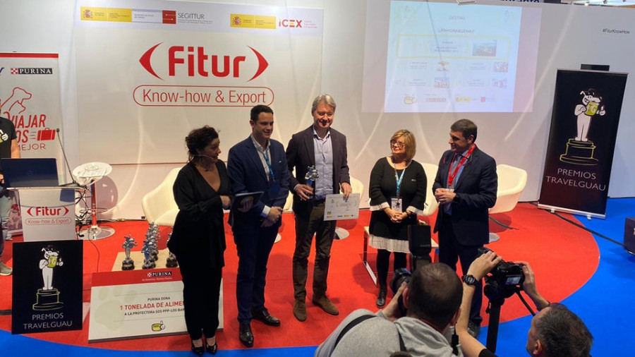 O Grove recoge el premio como mejor destino Petfrienly y Sanxenxo realza su calidad turística en Fitur