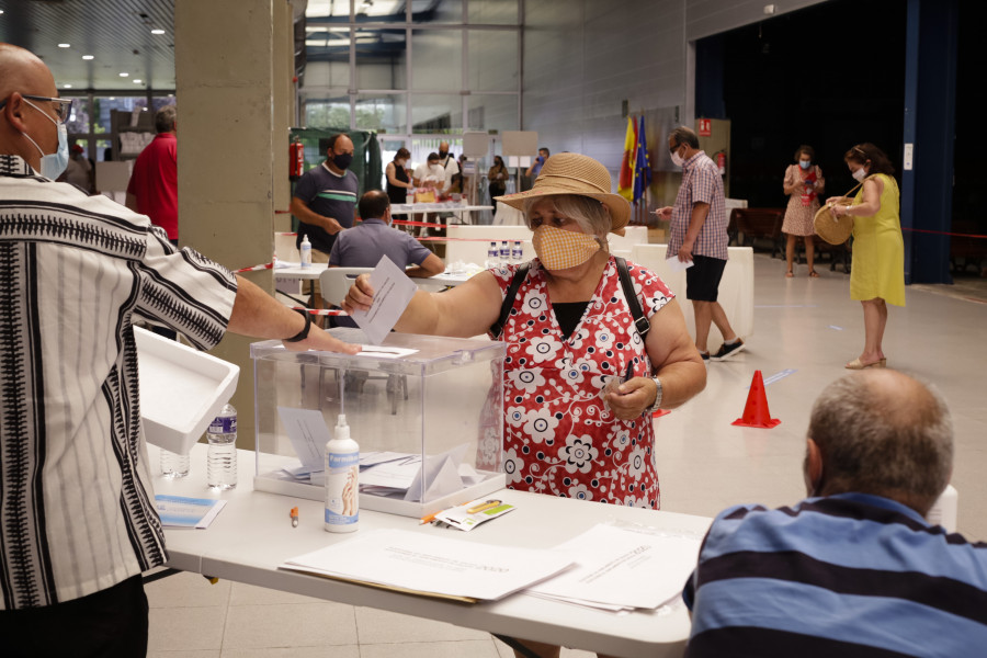 Arousa llega temprano a las urnas y roza el 30 por ciento de la participación al mediodía, cinco puntos por encima de 2016