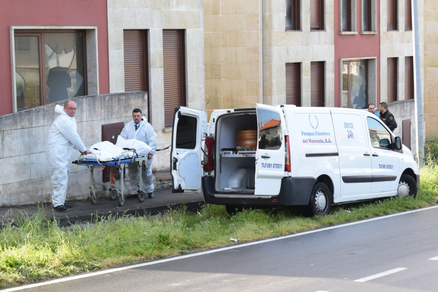 Hallados los cadáveres de un hombre y una mujer en una bloque de viviendas abandonadas en la cuesta de A Mámoa, en Ribeira