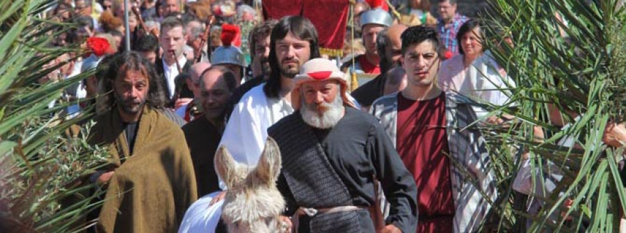 Multitudinario inicio de la Semana Santa en Arousa con las procesiones de Ramos