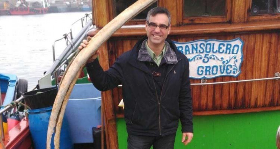 Reportaje | Un marinero de
O Grove halla un hueso de una ballena de tres metros de largo