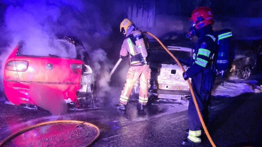 Los bomberos sofocan un incendio que calcinó tres vehículos de un taller en Tivo