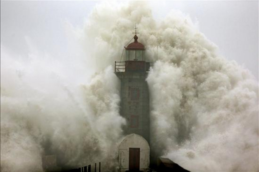 Olas gigantes provocan varios heridos y arrastran vehículos en Oporto