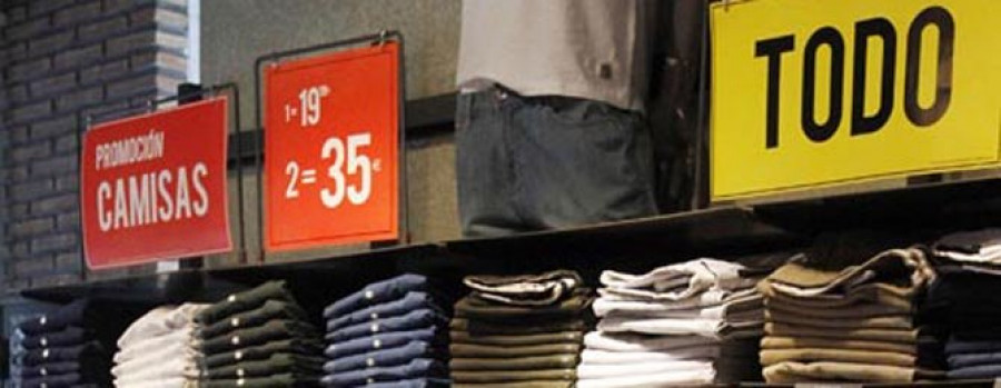 El textil adelanta las rebajas y algunas tiendas realizan ya descuentos de hasta el 60 %