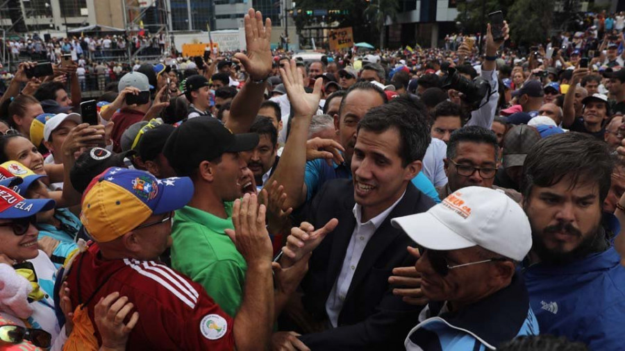 Desertan policías venezolanos en el puente fronterizo con Colombia