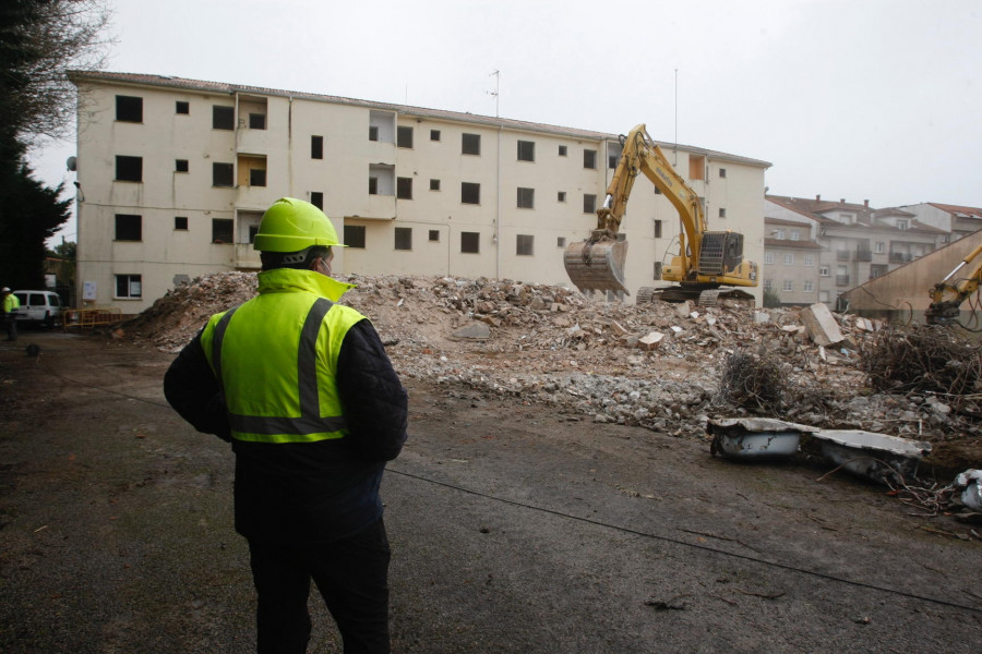 La demolición de la fachada del viejo cuartel obliga a cerrar Valle-Inclán la próxima semana