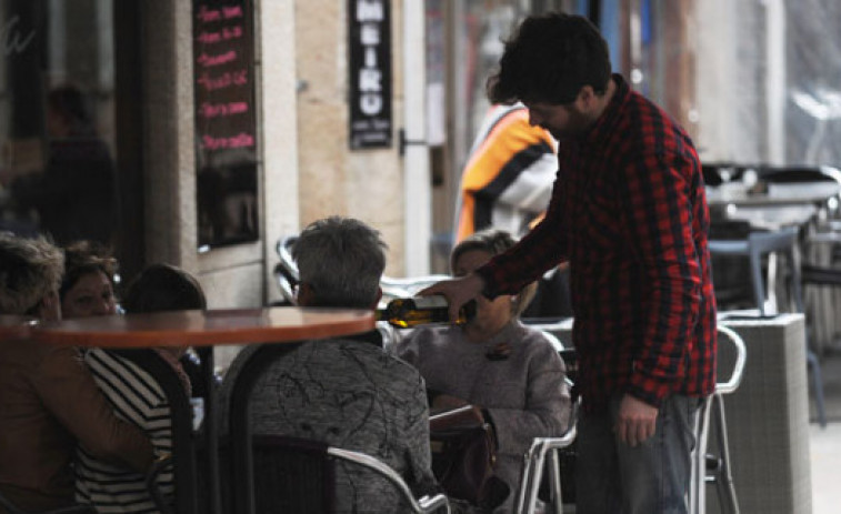 La falta de personal obliga a reducir mesas en los bares en Semana Santa