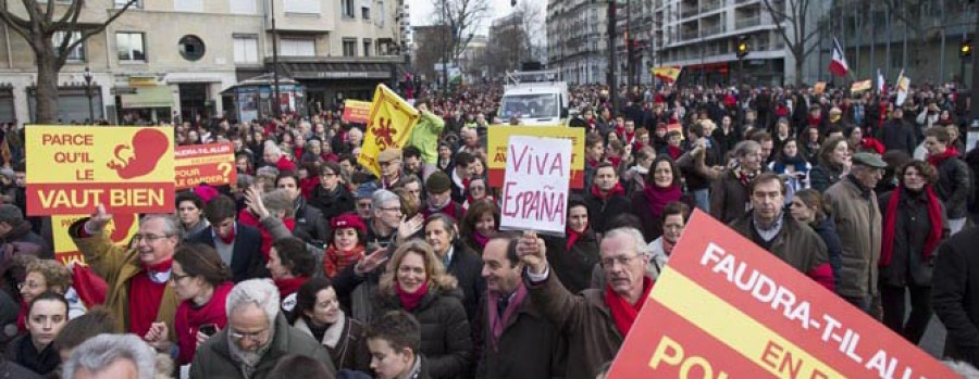 Miles de personas salen a las calles de París en apoyo a la reforma del aborto de Gallardón