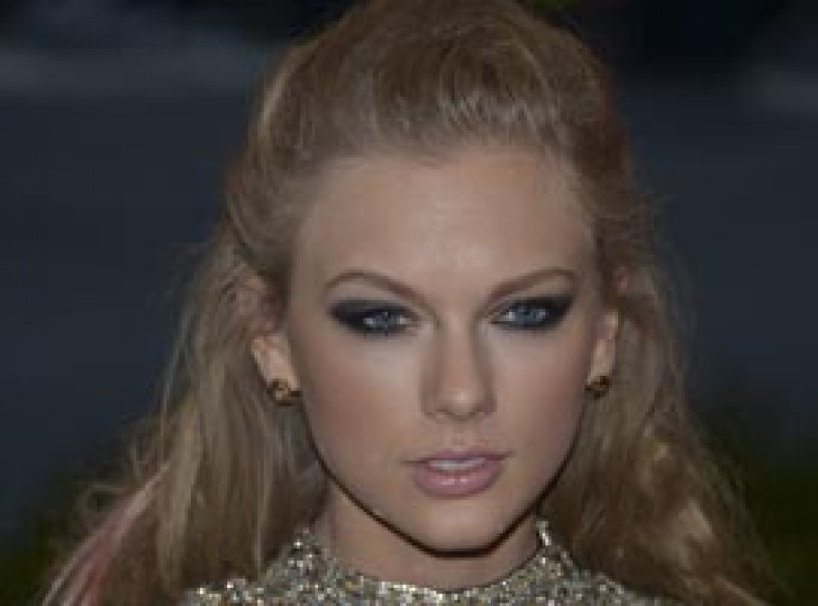 Ed Sheeran afirma que mantener una relación con Taylor Swift sería de “idiota”