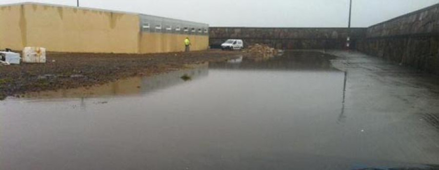 RIVEIRA - Un problema en el alcantarillado del puerto de Aguiño provoca su inundación y la de algunas naves