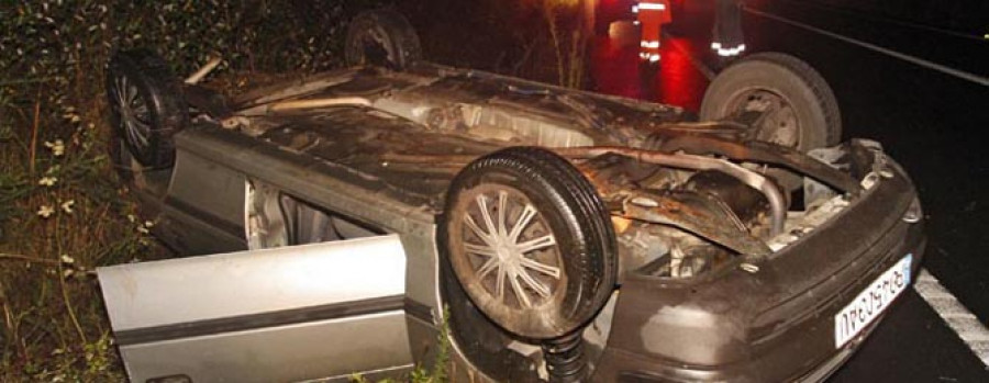 CATOIRA - Dos heridos al volcar un vehículo en una curva de la carretera a Caldas de Reis