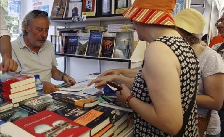 La Praza Castelao se transforma en el epicentro de la literatura rianxeira con el inicio de la Feira do Libro