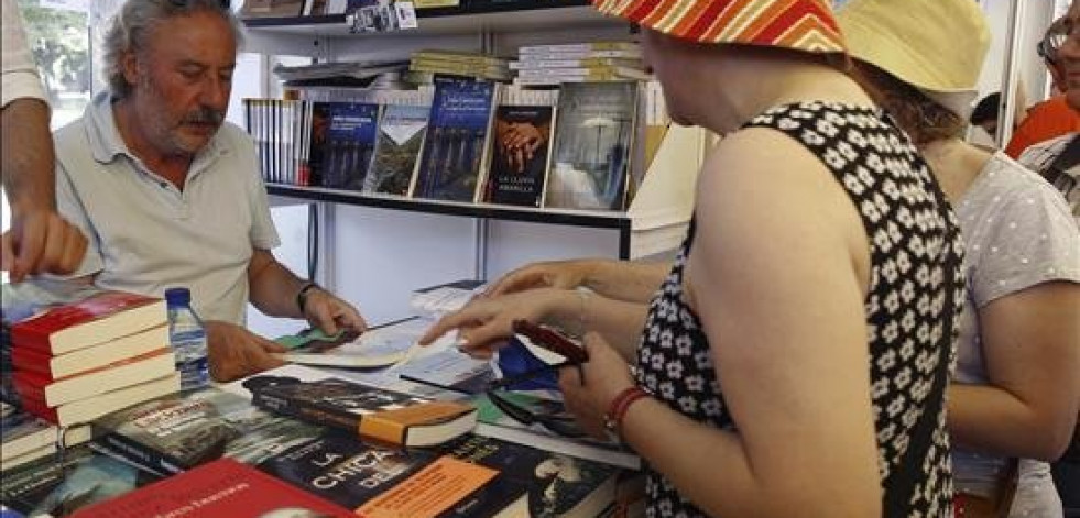 La Praza Castelao se transforma en el epicentro de la literatura rianxeira con el inicio de la Feira do Libro